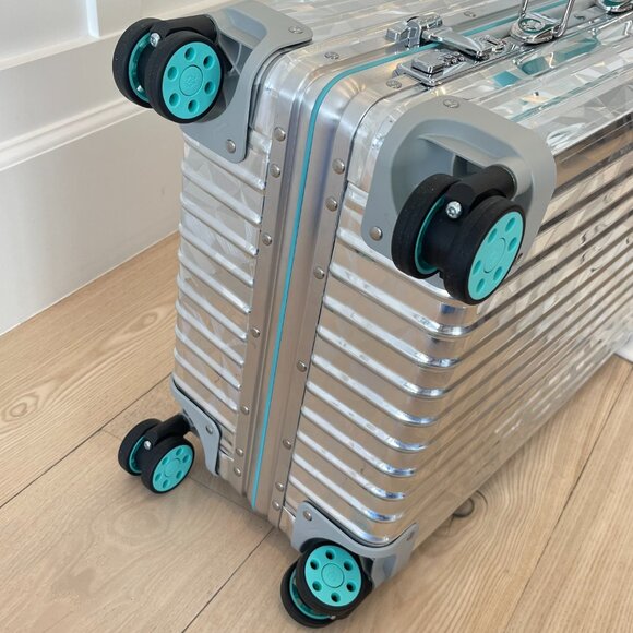 Authentic Like New Rimowa x Tiffany & Co. Rock Cut Cabin Silver Rolling Suitcase - Picture 12 of 16